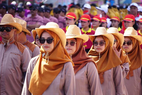 인도네시아 기념일을 축하하기 행진에 참여하는 인도네시아 사람들 — 스톡 사진