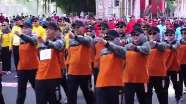 Endonezya 'nın bağımsızlık gününü kutlamak için yürüyüşe (baris berbaris) katılan Endonezyalı