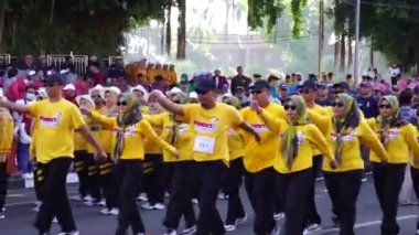 Endonezya 'nın bağımsızlık gününü kutlamak için yürüyüşe (baris berbaris) katılan Endonezyalı