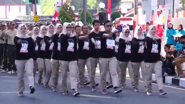 Indonesisk Deltar Marschen Baris Berbaris För Att Fira Indonesiens Självständighetsdag — Stockvideo