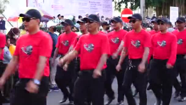 인도네시아 기념일을 축하하기 행진에 참여하는 인도네시아 사람들 — 비디오