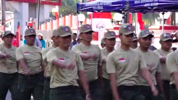 Индонезийцы Участвуют Марше Baris Berbaris Честь Дня Независимости Индонезии — стоковое видео