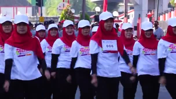 Индонезийцы Участвуют Марше Baris Berbaris Честь Дня Независимости Индонезии — стоковое видео