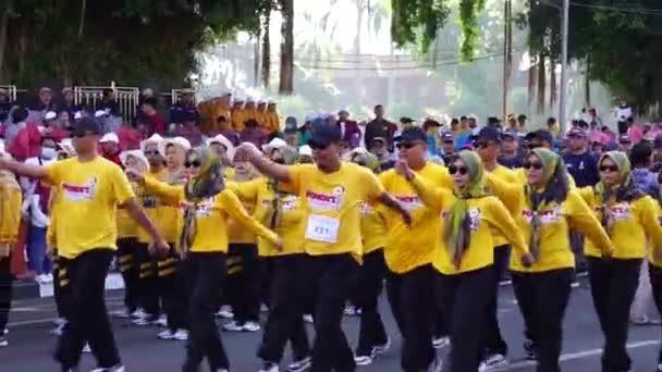 Indonésio Participando Marcha Baris Berbaris Para Celebrar Dia Independência Indonésia — Vídeo de Stock