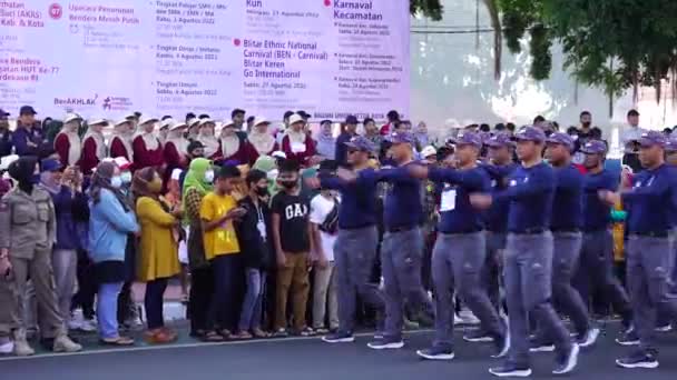 Indonesier Beim Marsch Baris Berbaris Zur Feier Des Indonesischen Unabhängigkeitstages — Stockvideo