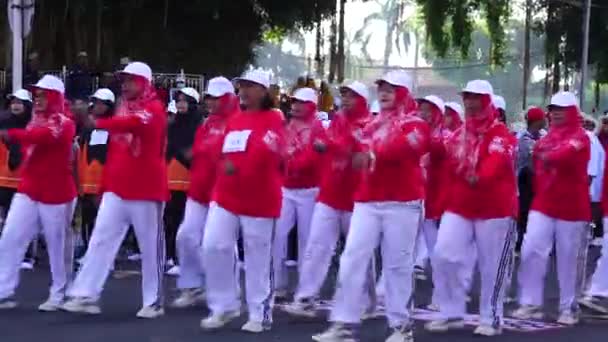 インドネシア独立記念日を祝う行進に参加するインドネシア人 Baris Berbaris — ストック動画
