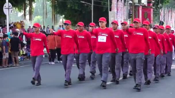 Indonesisk Deltar Marschen Baris Berbaris För Att Fira Indonesiens Självständighetsdag — Stockvideo