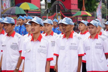 Endonezyalı lise öğrencileri Endonezya 'nın bağımsızlık gününü kutlamak için yürüyorlar.