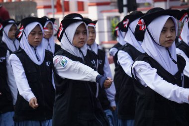 Endonezyalı lise öğrencileri Endonezya 'nın bağımsızlık gününü kutlamak için yürüyorlar.