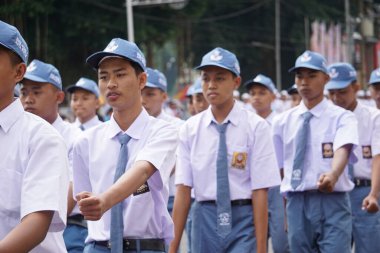 Endonezyalı lise öğrencileri Endonezya 'nın bağımsızlık gününü kutlamak için yürüyorlar.
