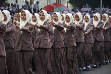Endonezyalı lise öğrencileri Endonezya 'nın bağımsızlık gününü kutlamak için yürüyorlar.