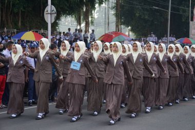 Endonezyalı lise öğrencileri Endonezya 'nın bağımsızlık gününü kutlamak için yürüyorlar.