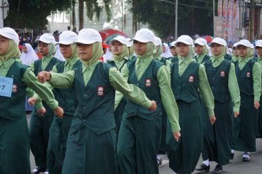 Endonezyalı lise öğrencileri Endonezya 'nın bağımsızlık gününü kutlamak için yürüyorlar.