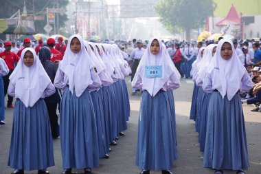 Endonezyalı lise öğrencileri Endonezya 'nın bağımsızlık gününü kutlamak için yürüyorlar.