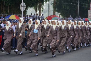 Endonezyalı lise öğrencileri Endonezya 'nın bağımsızlık gününü kutlamak için yürüyorlar.
