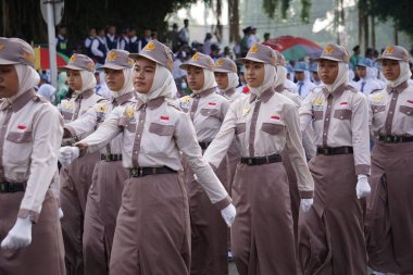 Endonezyalı lise öğrencileri Endonezya 'nın bağımsızlık gününü kutlamak için yürüyorlar.