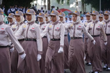 Endonezyalı lise öğrencileri Endonezya 'nın bağımsızlık gününü kutlamak için yürüyorlar.