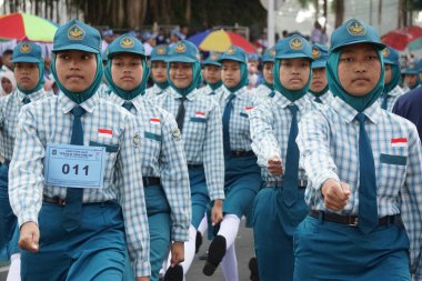 Endonezyalı lise öğrencileri Endonezya 'nın bağımsızlık gününü kutlamak için yürüyorlar.