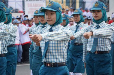 Endonezyalı lise öğrencileri Endonezya 'nın bağımsızlık gününü kutlamak için yürüyorlar.