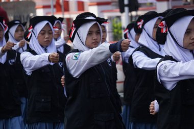 Endonezyalı lise öğrencileri Endonezya 'nın bağımsızlık gününü kutlamak için yürüyorlar.