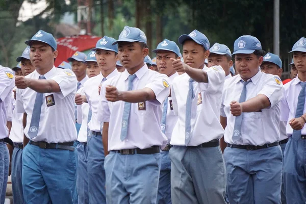 Lycéens Indonésiens Uniforme Marchant Pour Célébrer Fête Indépendance Indonésienne — Photo