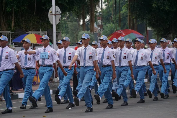 Estudiantes Indonesios Secundaria Con Uniformes Marchan Para Celebrar Día Independencia —  Fotos de Stock