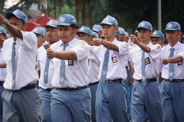 인도네시아 고등학교 학생들 교복을 기념일을 축하하기 행진하고 — 스톡 사진
