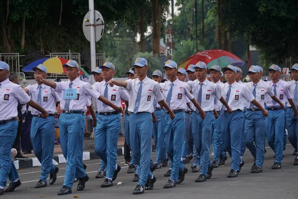Ινδονήσιοι Μαθητές Λυκείου Στολές Παρελαύνουν Για Γιορτάσουν Την Ανεξαρτησία Της — Φωτογραφία Αρχείου