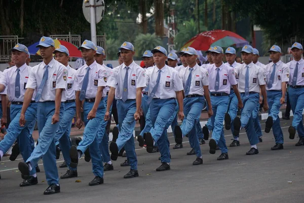 Estudantes Ensino Médio Indonésio Com Uniformes Marchando Para Comemorar Dia — Fotografia de Stock