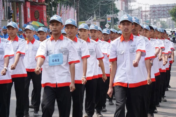 Indonesische Oberstufenschüler Uniformen Marschieren Zum Indonesischen Unabhängigkeitstag — Stockfoto