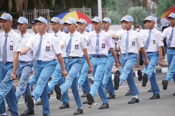 Estudiantes Indonesios Secundaria Con Uniformes Marchan Para Celebrar Día Independencia — Foto de Stock