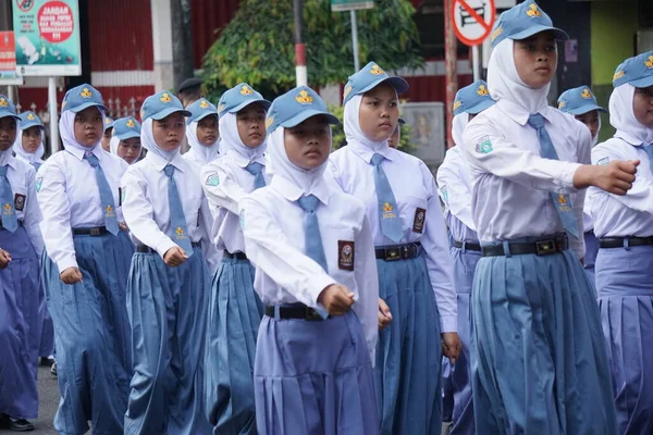 Studenti Delle Scuole Superiori Indonesiane Con Uniformi Marcia Celebrare Giorno — Foto Stock