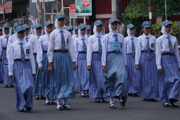 Индонезийские Старшеклассники Форме Маршируют Честь Дня Независимости Индонезии — стоковое фото