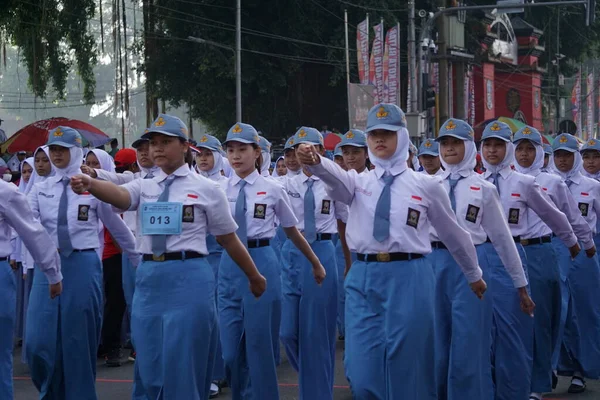 Індонезійські Старшокласники Шкільною Формою Марширують Честь Дня Незалежності Індонезії — стокове фото