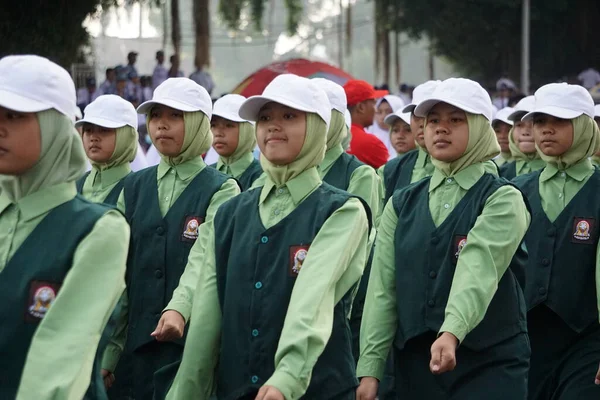 인도네시아 고등학교 학생들 교복을 기념일을 축하하기 행진하고 — 스톡 사진