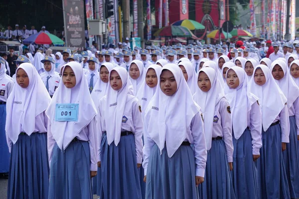 Indonéz Végzős Középiskolás Diákok Egyenruhával Menetelnek Hogy Megünnepeljék Indonéz Függetlenség — Stock Fotó