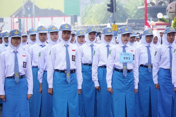Indonéští Středoškolští Studenti Uniformách Pochodující Oslavu Indonéského Dne Nezávislosti — Stock fotografie