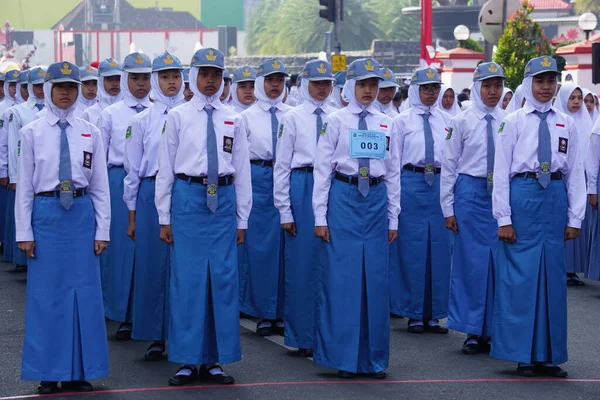 Indonéští Středoškolští Studenti Uniformách Pochodující Oslavu Indonéského Dne Nezávislosti — Stock fotografie