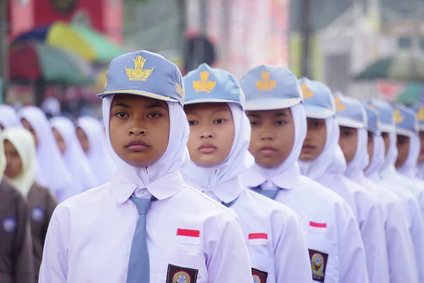 インドネシアの高校生が制服を着て行進し インドネシア独立記念日を祝う — ストック写真