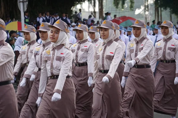 身穿制服的印度尼西亚高中学生游行庆祝印度尼西亚独立日 — 图库照片