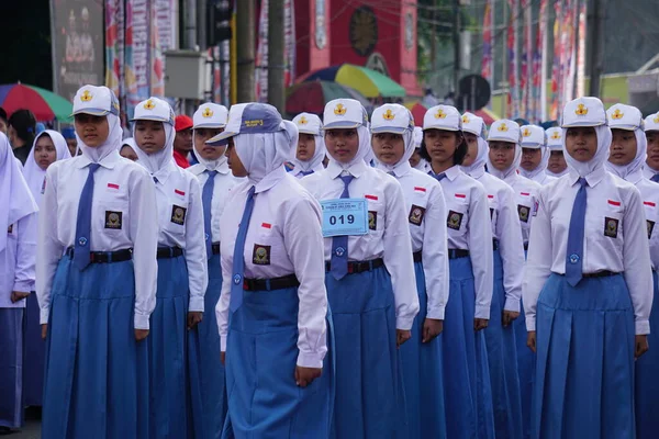 Estudantes Ensino Médio Indonésio Com Uniformes Marchando Para Comemorar Dia — Fotografia de Stock