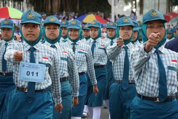 Indonesiska Gymnasieelever Med Uniformer Marscherar För Att Fira Indonesiens Självständighetsdag — Stockfoto