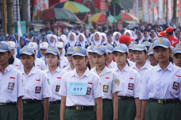 Lycéens Indonésiens Uniforme Marchant Pour Célébrer Fête Indépendance Indonésienne — Photo