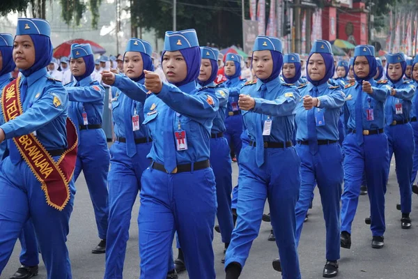 Indonesische Oberstufenschüler Uniformen Marschieren Zum Indonesischen Unabhängigkeitstag — Stockfoto