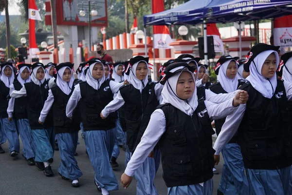 Studenti Delle Scuole Superiori Indonesiane Con Uniformi Marcia Celebrare Giorno — Foto Stock