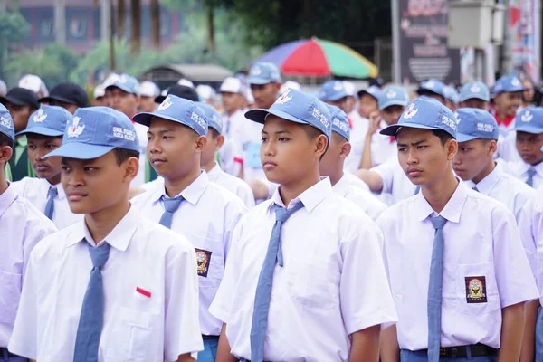 Estudiantes Indonesios Secundaria Con Uniformes Marchan Para Celebrar Día Independencia — Foto de Stock