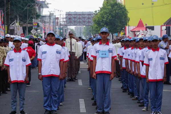 身穿制服的印度尼西亚高中学生游行庆祝印度尼西亚独立日 — 图库照片