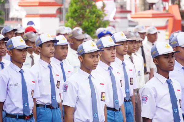 Indonesiska Gymnasieelever Med Uniformer Marscherar För Att Fira Indonesiens Självständighetsdag — Stockfoto