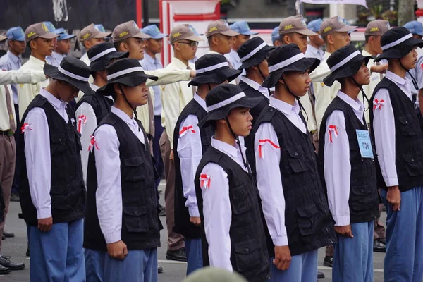 Estudiantes Indonesios Secundaria Con Uniformes Marchan Para Celebrar Día Independencia —  Fotos de Stock