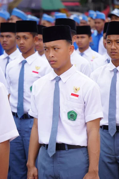 Indonéz Végzős Középiskolás Diákok Egyenruhával Menetelnek Hogy Megünnepeljék Indonéz Függetlenség — Stock Fotó